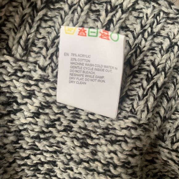 NEW Francesca’s Alya hoodie poncho  - Picture 4 of 7